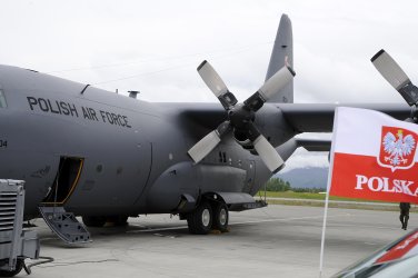 Полша задейства изтребители, след като Русия удари Западна Украйна