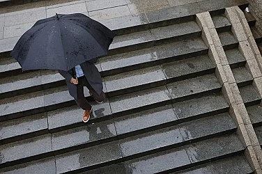 Облачна и дъждовна сряда