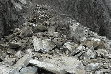 Пороите заляха къщи, активираха свлачища и оставиха села без ток