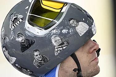 Дисквалифицираха състезателя, който почете с каската си загиналите украинските спортисти