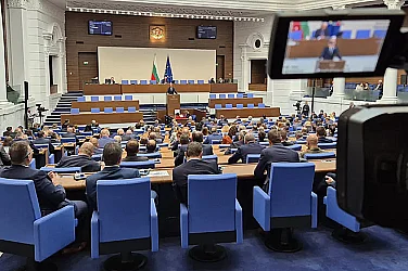 Водата вдигна градуса в парламента: Скандали за цени и отсъстващ премиер