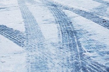 Заледени пътни участъци на проходите Шипка и Република