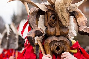 Перник в очакване на „Сурва“: Магия, звънци и хиляди участници