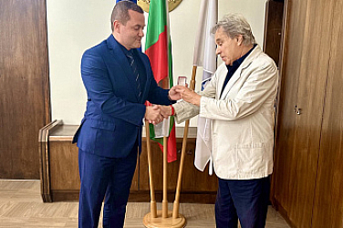 Пенчо Милков връчи златна значка „Русе“ на музиканта Пламен Загоров