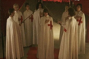 Мистика и контрол: Феноменът на „затворените общества“