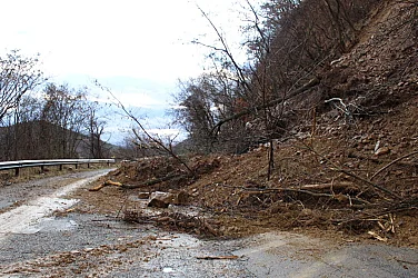 Свлачище затваря прохода Троян – Кърнаре