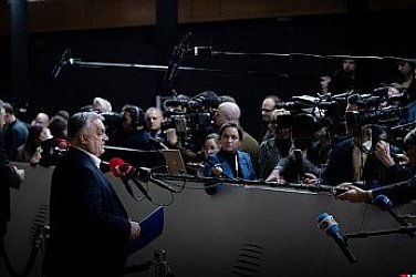 Полският вицепремиер Сикорски „връчи“ на Орбан орден 