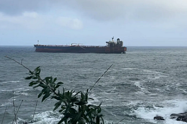 Трима моряци евакуирани от ударения танкер „Кайрос“