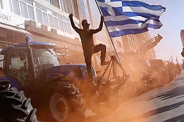 Гръцките фермери вдигат блокадите, продължават протестите в Атина