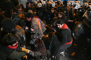 Брутално полицейско насилие срещу протестиращи в Истанбул. Блъскат и ритат хората, чуват се писъци /видео/