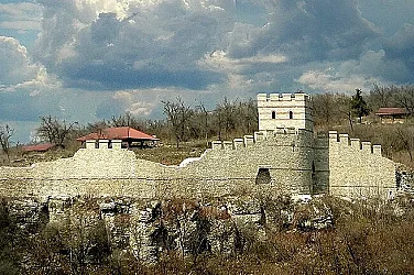 Застрашен от свличане е легендарният хълм "Трапезица"