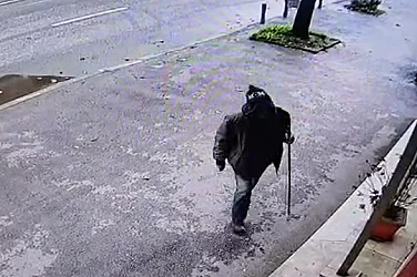 Арестуваха вандала, атакувал посолството ни в Скопие