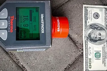 На украинка е отказано влизане в Полша заради радиоактивна банкнота от 100 долара