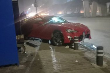 Кола се вряза в автобусна спирка на бул. „Ломско шосе“ в София