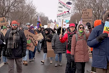 Вълна от протести залива САЩ след смъртоносната стрелба на имиграционен агент