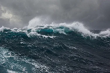 Оранжев код за бурно море: Риск след трагедията край Маслен нос