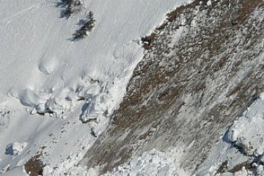 Откриха телата на четирима алпинисти, затрупани от лавина