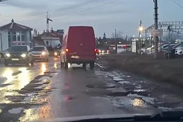 Дълбоки дупки и разрушен асфалт по Околовръстното в София между Горна баня и Люлин