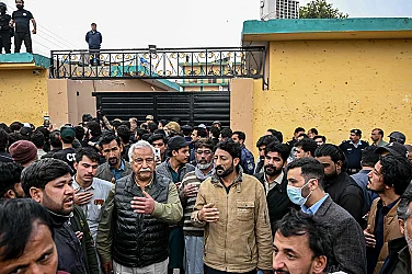 Най-малко 31 убити и 169 ранени при взрив в джамия в Пакистан