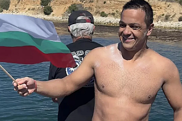 Цанко Цанков в опит за световен рекорд: плува 24 часа без прекъсване в Дунав