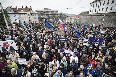 Протести в Словакия против изборни промени – Фицо иска да забрани вота от чужбина