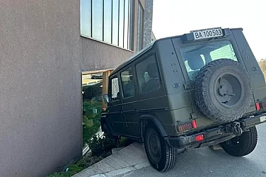 Военен джип се вряза в ресторант между Карлово и Калофер