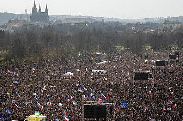 Чехите тръгнаха срещу премиера Бабиш: Не искаме да сме Унгария!