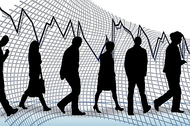 Студентите и пазарът на труда: Много кандидати за икономика и малко за военно дело