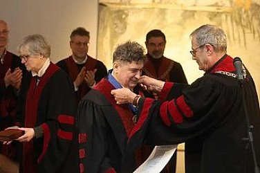 Тогата е заслужена и му отива: Проф. Греди Асса удостоен с „Доктор хонорис кауза“ на НХА