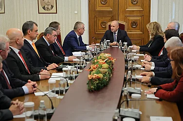 Радев избра АПС за третия мандат, връчва го утре