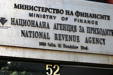 Първи справки на НАП за заплатите в евро