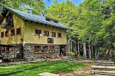 Заплахи, изстрели и полиция в хижа „Камен дел“: Разследват заключена стая с подозрително оборудване