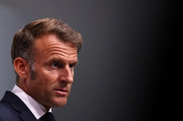 Рейтингът на Макрон потъва до рекордно дъно