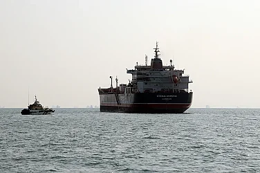 Глътка въздух за света: Първи кораби преминаха през Ормузкия проток след примирието