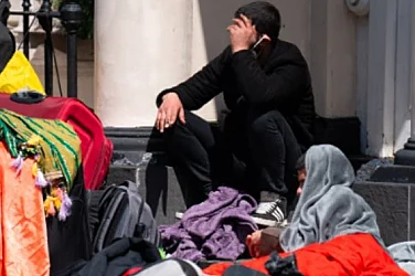 BBC с разкрития: За да останат във Великобритания мигранти се правят на жертви на домашно насилие