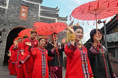 Китай на война с етническата идентичност, приема закон за етническо единство