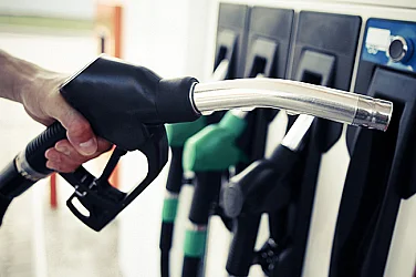 Очаква се поевтиняване на горивата у нас, но ефектът ще се усети със закъснение