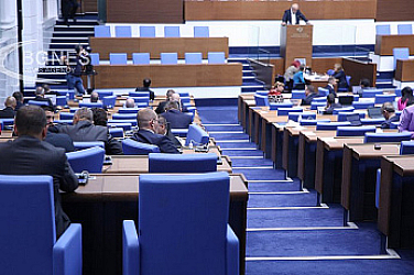 Три часа фарс, резултат нулев: Парламентът саботира младите лекари