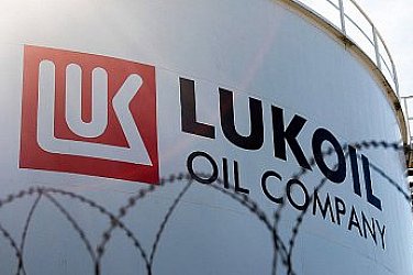 Politico: България и Румъния пред дилема за рафинериите на „Лукойл“, национализация на масата