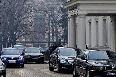 Над 1000 паркоместа в центъра на София са заети от институции