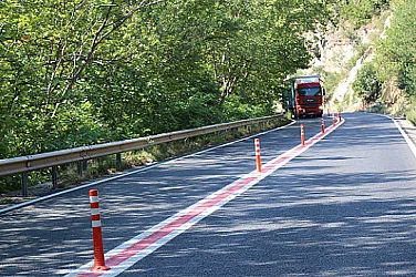 Камъни ограничиха движението в Кресненското дефиле, затруднения и по „Тракия“