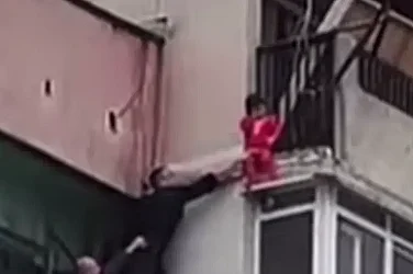 Прокурорска проверка: Детето в Ямбол е оставено умишлено на терасата?