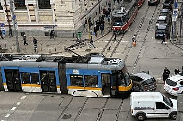 Поредна катастрофа по релсите: Трамвай и кола се сблъскаха до Централните хали