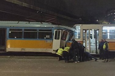 Трамвай удари друг трамвай отзад, пострадал е ватман