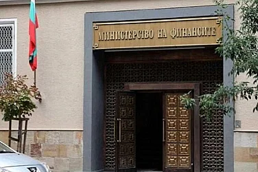 Чиновниците с 5% по-високи заплати заради инфлацията