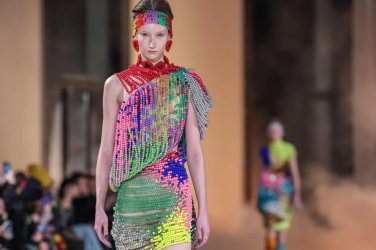 Модните тенденции за 2026: Смели цветове, ресни и „шумна“ луксозна естетика