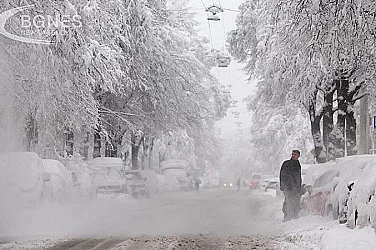 Зимни бури парализират Европа: Стотици хиляди без ток