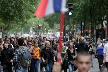 Франция готви забрана на социалните мрежи за деца под 15 г.