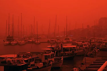 Червен прах от Сахара закри видимостта и блокира остров Крит