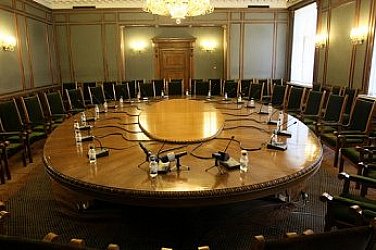 Енергийната комисия отхвърли ветото на Радев върху управлението на „Лукойл“